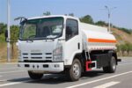 Isuzu 3000 gallons oil tanker truck - Image 2